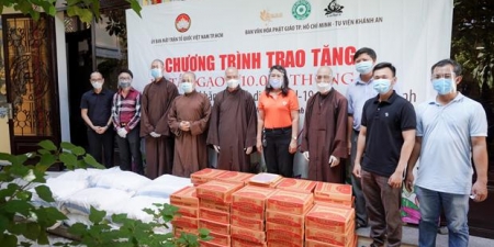 TP.HCM: Ban Văn hoá Phật giáo thành phố khởi động chương trình tặng 100 tấn gạo cùng 10.000 thùng mì cho người dân bị ảnh hưởng dịch covid-19.